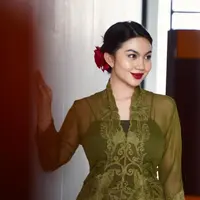 Ariel Tatum berwastra, memadukan kebaya, kain batik dengan riasan wajah yang flawless ditambah pulasan lipstik merah merona. [Foto: Instagram/arieltatum]