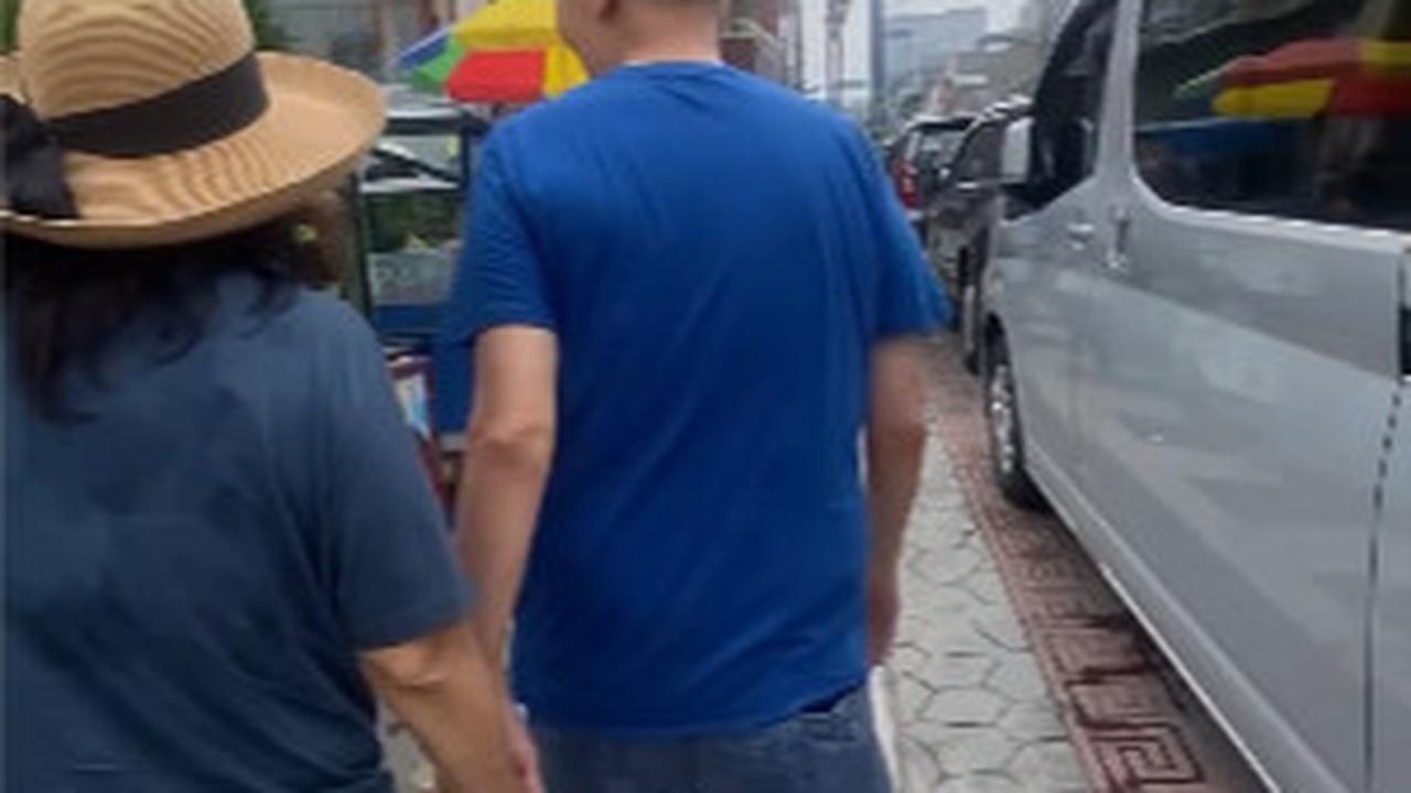 Bos jalan tol Jusuf Hamka membagikan momen saat dirinya tengah menghabiskan waktu dengan jalan-jalan di kota hujan. Kegiatan tersebut dilakukan untuk menyambut tahun baru 2024. <br>
