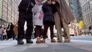 Bersama anak-anak, Ashanty dan Anang Hermansyah tampil serasi kenakan outfit musim dingin monokrom. Ashanty kenakan outfit serba cokelat sedangkan Anang pilih kenakan outfit serba hitam [@ashanty_ash]
