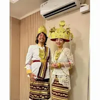 Hesti Purwadinata dan sang suami kompak pakai baju adat Lampung saat buka puasa bareng geng olahraganya. [@hestipurwadinata]