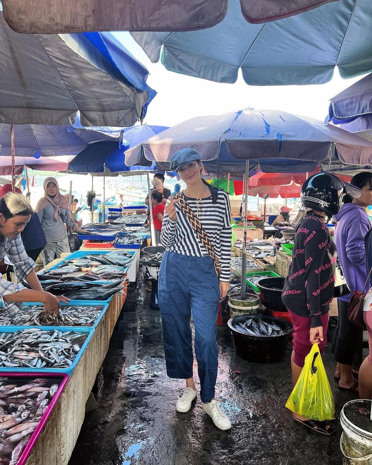 Bisnis Kuliner di Bali, Ini 7 Potret Tamara Bleszynski Turun Tangan Masak Sendiri