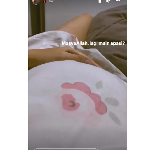 6 Potret Baby Bump Ina Marika, Perut Kian Buncit di Kehamilan 7 Bulan