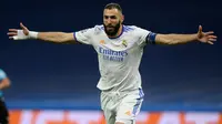 Karim Benzema membuka keunggulan Real Madrid pada menit ke-14. Kerjasamanya dengan Vinicius Junior berujung gol tap-in ke gawang Shakhtar Donetsk yang dijaga Anatolii Trubin. (AFP/Oscar Del Pozo)