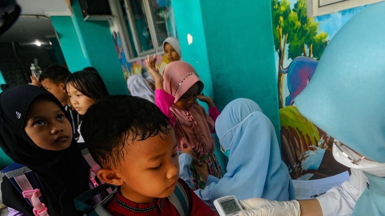 Petugas medis dari Puskesmas Ciputat melakukan tes gula darah pada seorang siswa di SDN 04 Ciputat, Tangerang Selatan, Banten, Jumat (9/8/2024). Puskesmas&nbsp; Ciputat melakukan tes gula darah sebagai bagian dari kegiatan skrining untuk mendeteksi masala
