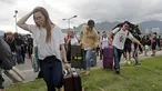 Penumpang berjalan kaki ke bandara ketika pemrotes pro-demokrasi memblokir jalan di luar bandara di Hong Kong (1/9/2019). Demonstran pro-demokrasi penentang RUU Ekstradisi kembali menjadikan bandara sebagai tempat aksi demo. (AP Photo/Kin Cheung)