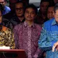 Ketum Partai Gerindra Prabowo Subianto (kiri) bersama Ketum Partai Demokrat Susilo Bambang Yudhoyono atau SBY (kanan) memberi keterangan usai bertemu di Jakarta, Senin (30/7). Demokrat mengusung Prabowo sebagai capres 2019. (Liputan6.com/JohanTallo)