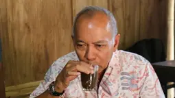 Pakar kuliner Bondan Winarno 'Maknyus' saat menikmati kopi santan khas Blora di Jepangrejo. Bondan wafat pada usia 67 tahun di Rumah Sakit Harapan Kita, Jakarta. (Intagram/maknyusbw)