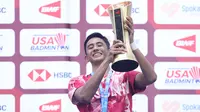 Pebulutangkis Indonesia, Alwi Farhan, mengangkat piala setelah menjadi kampiun Kejuaraan Dunia Junior 2023 di The Podium Arena, Spokane, Washington, Amerika Serikat, Senin (9/10/2023) dini hari WIB. (Bola.com/PBSI)