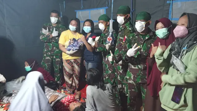 Pengungsi ditandu ketika hendak melahirkan, karena jalan rusak akibat gempa dan robohnya puskemas terdekat. (Foto: Liputan6.com/Abdul Rajab Umar)