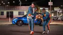 Gambar yang dirilis oleh Netflix ini menunjukkan Mark Wahlberg (kiri) dan Kevin Hart dalam adegan film Me Time. Me Time merupakan film bergenre komedi yang disutradarai dan ditulis oleh John Hamburg. (Saeed Adyani/Netflix via AP)