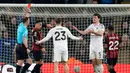 Namun, keadaan berubah seketika dalam tujuh menit berselang. Maguire diganjar kartu merah oleh wasit. (AP Photo/Andrew Matthews)