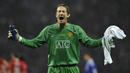 Edwin van der Sar. Kiper Belanda ini berusia 40 tahun, 6 bulan dan 29 hari saat melakoni laga terakhirnya di partai final Liga Champions melawan Barcelona, 28 Mei 2011. Selama total 6 musim telah bermain dalam 266 laga dengan mencatat 202 kebobolan dan 135 clean sheet. (AFP/Franck Fife)