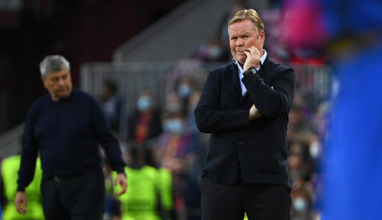 Ronald Koeman. Performa Barcelona amat terpuruk di bawah kepemimpinannya. Meski mampu memaksimalkan para pemain mudanya, toh posisi Blaugrana masih terseok-seok baik di LaLiga maupun Liga Champions. Terkini, Barca harus takluk 1-2 dalam laga El Clasico di depan publik sendiri. (AFP/Lluis Gene)