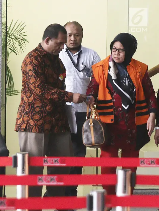 Ekspresi Anggota DPRD Sumatera Utara 2014-2019 Tiaisah Ritonga usai pemeriksaan di KPK, Jakarta, Rabu (11/7). Tiaisah ditahan terkait dugaan penerimaan suap dari mantan Gubernur Sumut Gatot Pujo Nugroho. (Liputan6.com/Herman Zakharia)