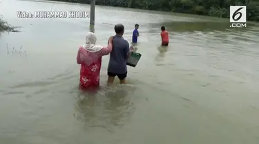 Banjir di Bojonegoro merendam 5 desa akibat luapan sungai Bengawan Solo.