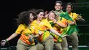 Sejumlah relawan menari untuk menghibur penonton sebelum dimulainya kompetisi cabang angkat besi Olimpiade 2016 di Rio de Janeiro, 15 Agustus 2016. (AFP PHOTO/Goh Chai HIN)