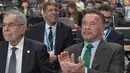 Aktor Arnold Schwarzenegger bertepuk tangan saat menghadiri Konferensi Perubahan Iklim PBB COP24 di Katowice, Polandia (3/12). (AFP Photo/Janek Skarzynski)