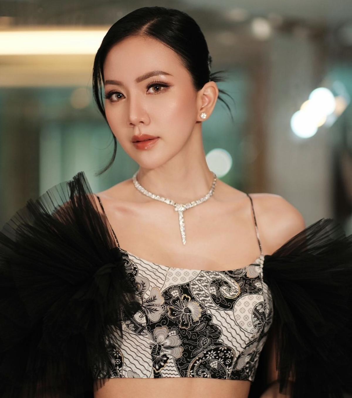 7 Potret Agnes Jennifer Tampil Stunning dengan Fashion Uniknya, Netizen: Gayung Lope Lewat