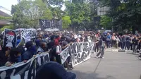 Massa aksi "Rakyat Gugat Negara" mmenggelar unjuk rasa di depan Gedung DPRD Jawa Barat, Kota Bandung. (Liputan6.com/Dikdik Ripaldi)