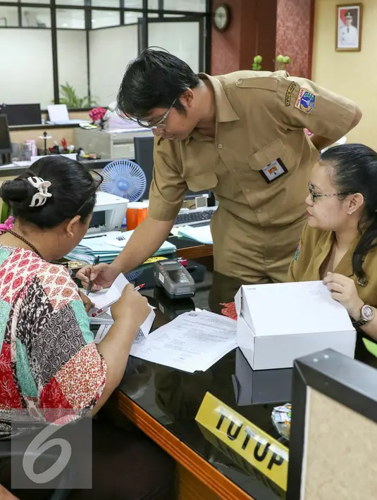 Petugas Sudin Pelayanan Pajak memberikan penjelasan alat traksaksi elektronic point of sales (e-pos), Jakarta, Selasa (16/2/2016). Target Sudin Pelayanan Pajak Jakarta Selatan Tahun 2016 sendiri  sebesar Rp2.132.846.000.000. (Liputan6.com/Yoppy Renato)