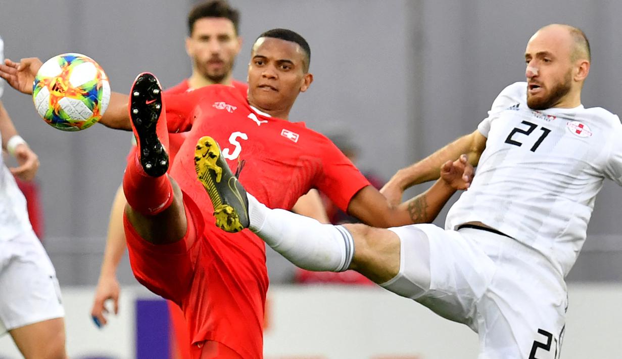 Manuel Akanji. Bek Timnas Swiss berusia 25 tahun ini menjalani debutnya pada Juni 2017. Hingga kini telah mengoleksi 22 caps bersama tim asuhan Vladimir Petkovic. Bersama Dortmund musim ini dirinya menjadi pemain dengan akurasi umpan tertinggi. (Foto: AFP/Yuri Kadobnov)