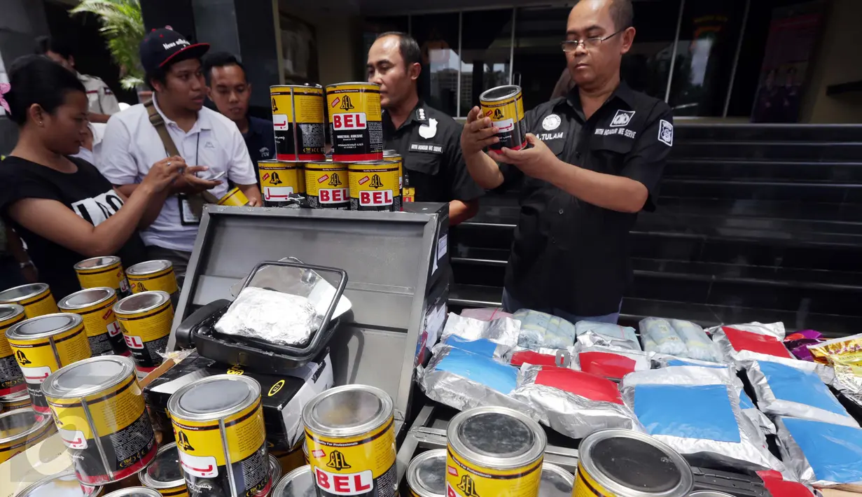 Dit Narkoba Polda Metro Jaya melihat barang bukti hasil Operasi Bersinar Jaya 2016, Jakarta, Rabu (13/4). Petugas mengungkap peredaran narkoba internasional dengan mengamankan 44,64 kg shabu cair yang dikemas dalam kaleng lem (Liputan6.com/Gempur M Surya)