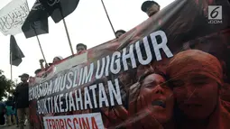 Massa menggelar aksi solidaritas untuk muslim Uighur pada kegiatan Car Free Day di kawasan Bundaraan HI, Jakarta, Minggu (23/12). Mereka mengutuk keras penindasan terhadap Muslim Iqbal S. Nugroho di Provinsi Xinjiang, China. (Merdeka.com/Iqbal S. Nugroho)