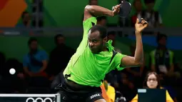 Atlet Tenis Meja asal Nigeria, Quadri Aruna berusaha membalikan bola saat melawan Chuang Chih-Yuan dari Taiwan pada cabang tenis meja tunggal putra Olimpiade Rio 2016 di Rio de Janeiro, Brasil, (7/8). (REUTERS/Alkis Konstantinidis)