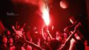 Jakmania menyalakan flare saat nonton bareng laga Persib kontra Persija di Kalideres, Jakarta, Sabtu (22/7/2017). Dilarang datang ke GBLA membuat Jakmania menggelar nobar di beberapa titik ibu kota. (Bola.com/M Iqbal Ichsan)