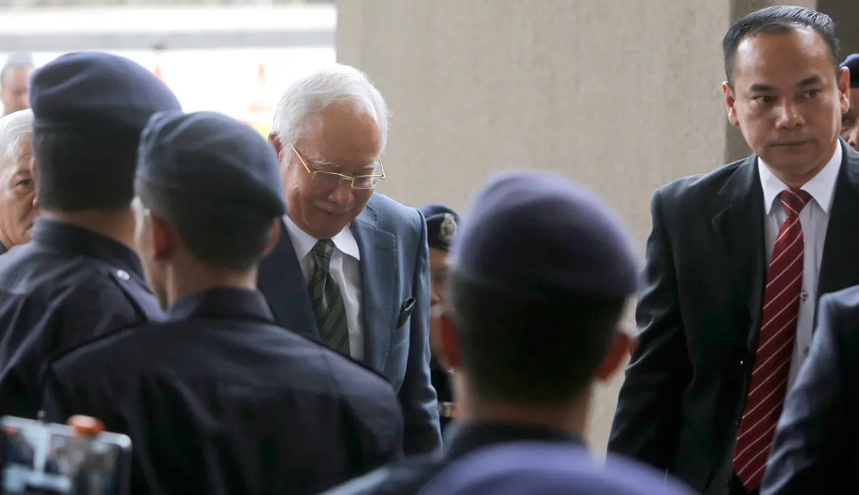 Mantan PM Malaysia, Najib Razak tiba di Pengadilan Tinggi Malaya, Kuala Lumpur, Rabu (8/8). KPK Malaysia mendakwa Najib dengan tiga dakwaan pencucian uang sebagai bagian dari penyelidikan terhadap skandal multi miliar dolar 1MDB. (AP/Yam G-Jun)