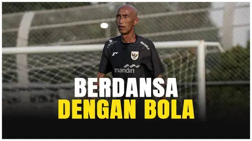  Aksi Pelatih Timnas Indonesia Putri, Satoru Mochizuki Berdansa dengan Bola