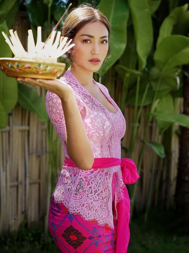 6 Potret Jessica Iskandar Pakai Kebaya, Tampil Anggun dan Memesona