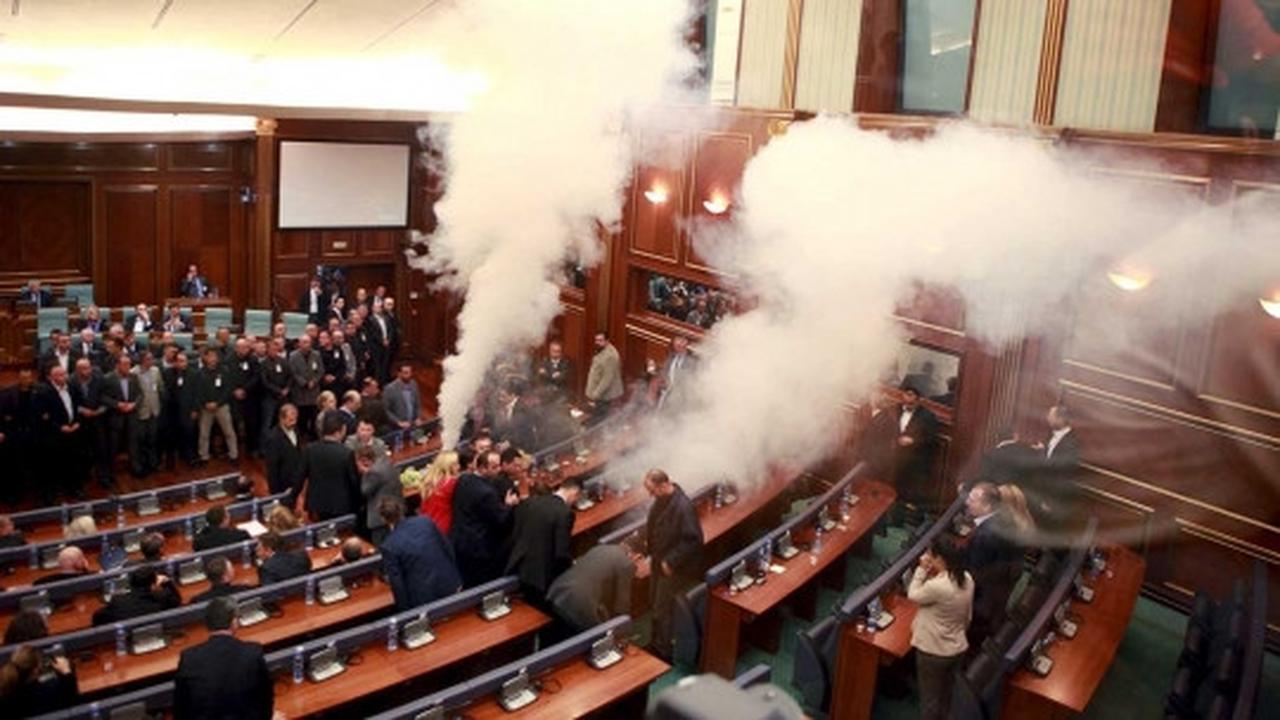 Rapat Parlemen di Kosovo diwarnai gas air mata
