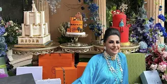 Selebgram Tasyi dan Tasya Farasya dikenal dengan keglamorannya. Begitu juga dengan sang ibu, Mama Ala yang tampil extra di segala kesempatan. [Foto: Instagram/ Ala_Instyle]