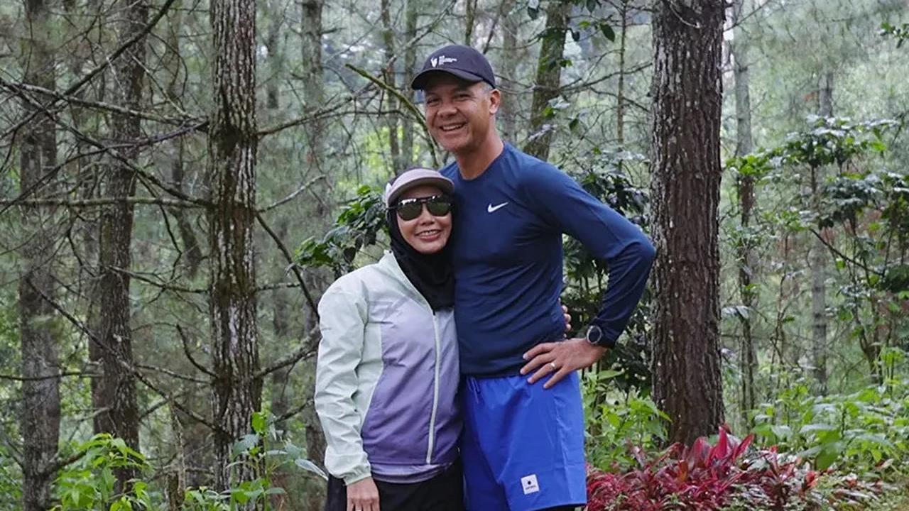 Momen Romantis Eks Capres 2024 Gandengan Tangan Sama Istri di Tengah Hutan, Isi Statusnya soal Kesunyian