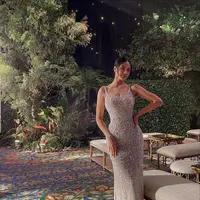 Kembali kenakan bernuansa silver, Anya Geraldine tampil memesona dalam gaun malam. Sedikit berbeda dengan gaun sebelumnya, gaun ini memiliki tali dan detail ruffle di bagian bawah. [instagram/anyageraldine]