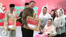 Gubernur DKI Jakarta, Basuki Tjahaja Purnama saat menerima Gus Dur Award 2016 yang diberikan oleh istri Gus Dur, Sinta Nuriyah Wahid saat peresmian Griya Gus Dur di Jakarta, Minggu (24/1/2016). (Liputan6.com/Angga Yuniar)
