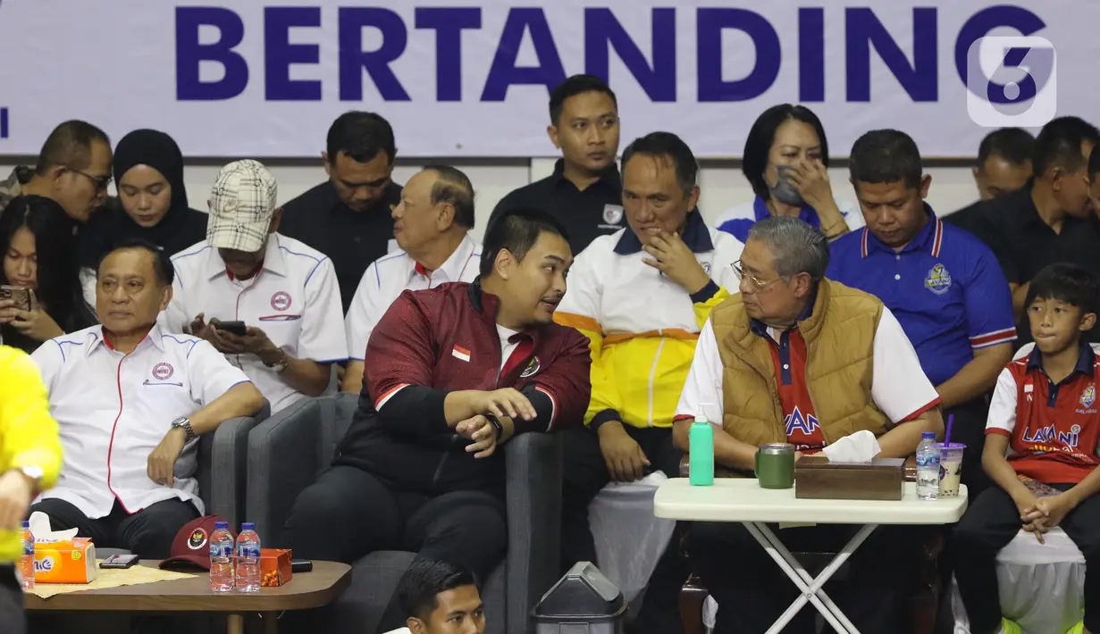 Tampak pula, Ketum PBVSI Komjen (purn) Imam Sudjarwo dan Menpora Dito Ariotedjo hadir mendukung langsung perjuangan timnas voli putra Indonesia.  (Liputan6.com/Helmi Fithriansyah)