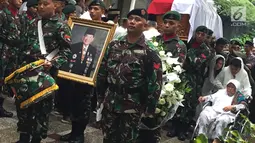 Prajurit TNI mengiringi membawa jenazah Sukamdani Sahid Gitosardjonodari saat upacara di rumah duka, Menteng, Jakarta, Kamis (21/12). Sukamdani yang merupakan pendiri Sahid Group. (Liputan6.com/Immanuel Antonius)