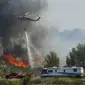 Petugas pemadam kebakaran dibantu beberapa helikopter pemadam dan helikopter militer Cocos di San Marcos, California, AS, Kamis (15/5/2014). (Reuters / mike blake)  