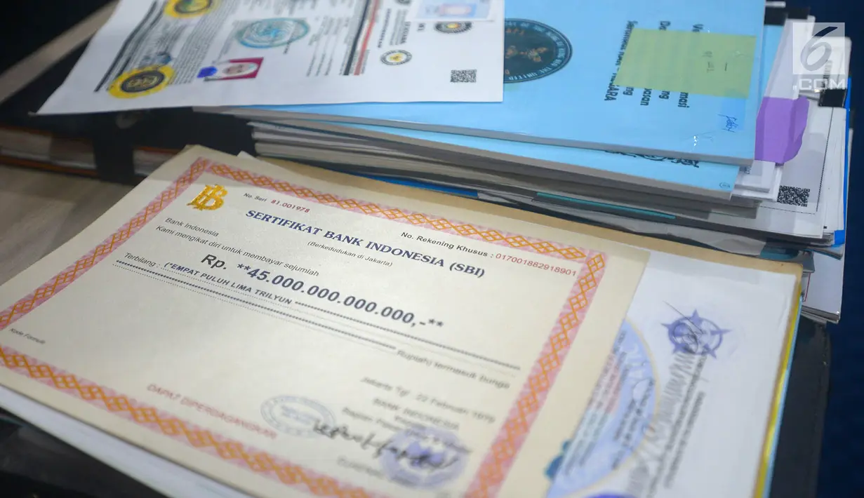 Barang bukti Sertifikat Bank Indonesia (SBI) palsu di Bareskrim, Jakarta, Kamis (16/8). Seiring berjalan waktu pengikut bos UN Swissindo, Soegiharto Notonegoro alias Sino mulai masif. (Merdeka.com/Imam Buhori)