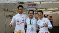    DUKUNG F1 - Moreno Soeprapto (tengah) datang ke Hungaria untuk mendukung dua pebalap Indonesia, Rio Haryanto dan Sean Gelael, di ajang GP2 Hungaroring. (Bola.com/Reza Khomaini)