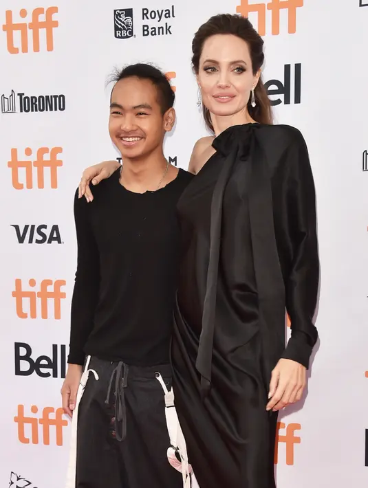 Angelina Jolie sendiri memang mengadopsi anak-anaknya sebelum Brad Pitt hadir dalam kehidupannya. (ALBERTO E. RODRIGUEZ  GETTY IMAGES NORTH AMERICA  AFP)