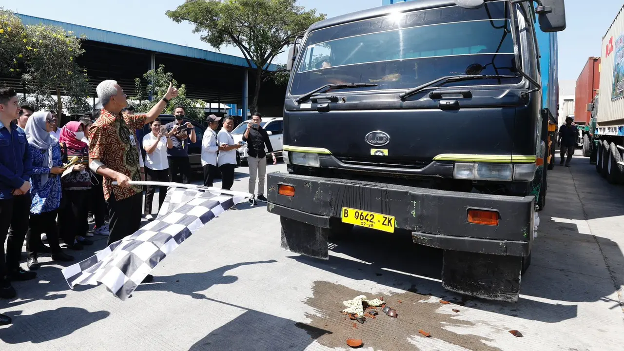 Ganjar melepas 17 kontainer benang produksi pabrik Duniatex Group di Kecamatan Sayung, Demak. (Istimewa)
