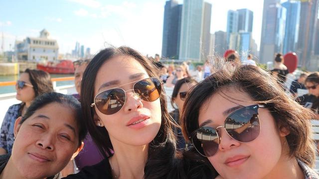 6 Potret Kebersamaan Gracia Indri dan Gisela Cindy Bareng Ibunda, Selalu Kompak