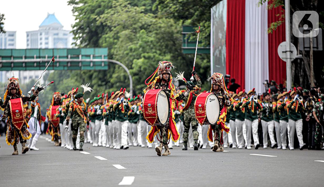 Pasukan TNI menampilkan pertunjukan marching band di depan Istana Merdeka, Jakarta, Rabu (5/10/2022). Kegiatan yang diikuti oleh seluruh kesatuan jajaran TNI ini dalam rangka menyambut HUT ke-77 TNI. (Liputan6.com/Faizal Fanani)