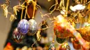 Sejumlah telur Paskah dipajang di sebuah toko di Old Town Square, Praha, Republik Ceko (23/3). Telur - telur tersebut diwarnai dan ditandai dengan corak yang indah untuk merayakan Paskah. (REUTERS/David W Cerny) 