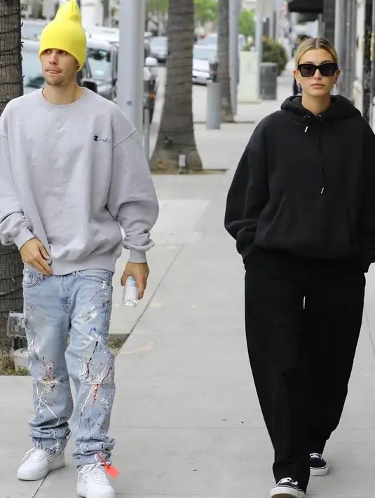 Kompak bergaya dengan tema oversized, style couple goals Hollywood ini swag banget ya.(Instagram/haileyjbaldwin).
