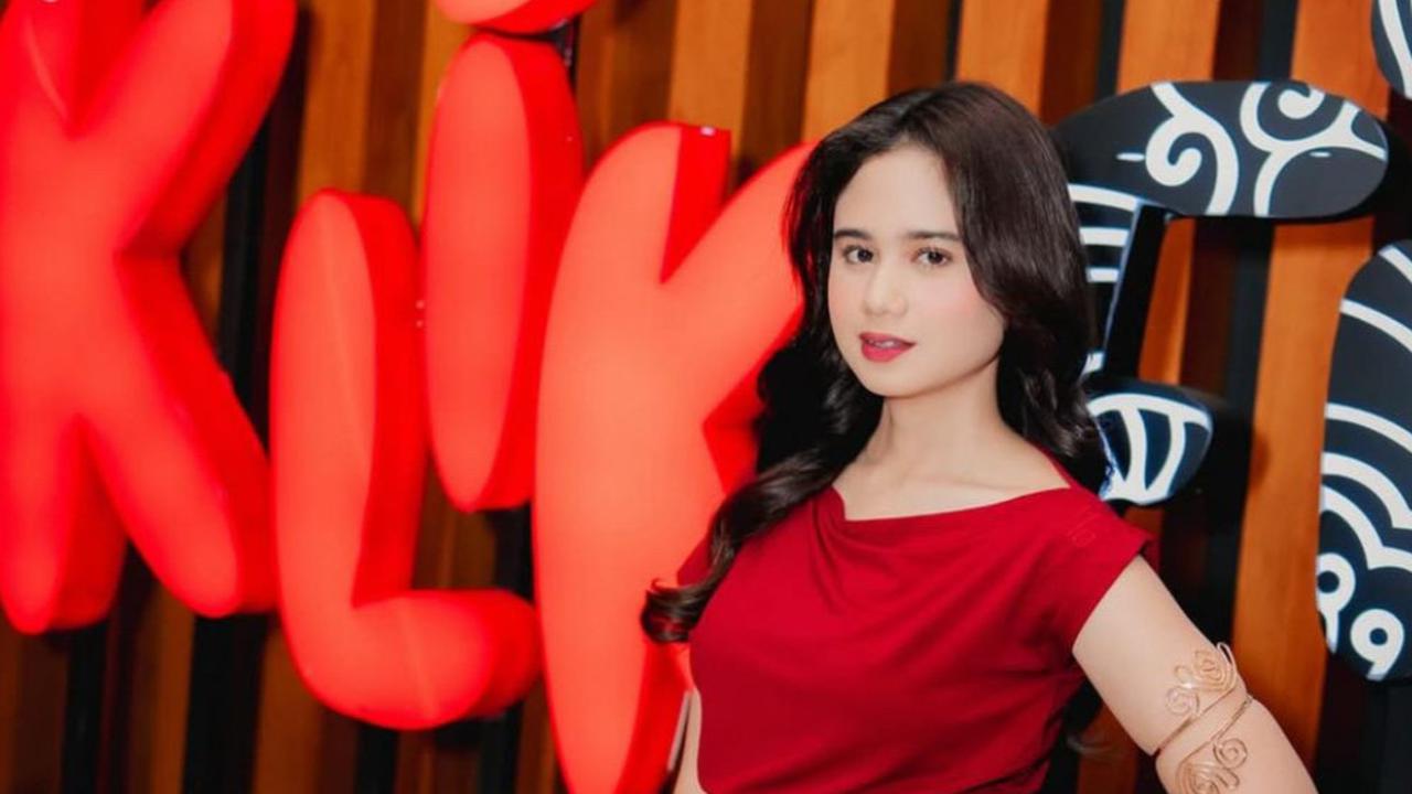 Tissa Biani Tampil Memesona dalam Balutan Gaun Merah di Launching Film 7 HARI UNTUK KESHIA