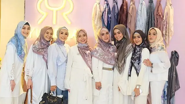 Eriska Rein saat menghadiri peluncuran koleksi terbaru Hijab Yumera (https://www.instagram.com/p/B7_SSOHpKKE/)